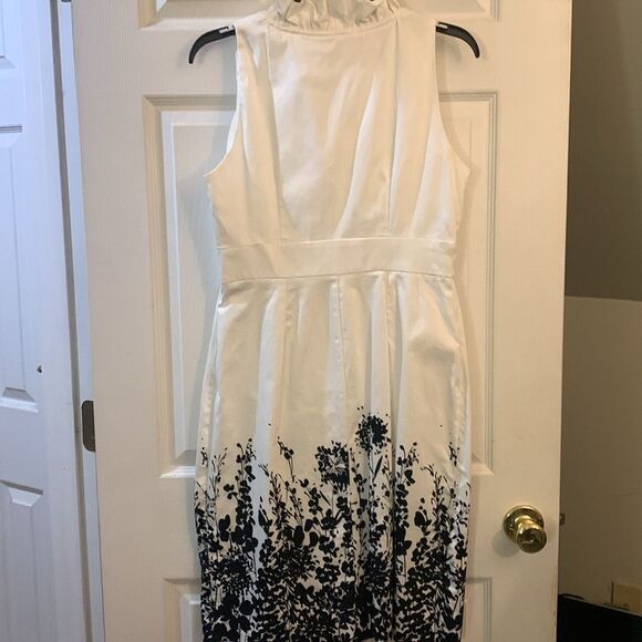 MAGGY LONDON DRESS WHITE W/BLACK PRINT ON SKIRT RUFFLE V NECK NWOT - Picture 6 of 8